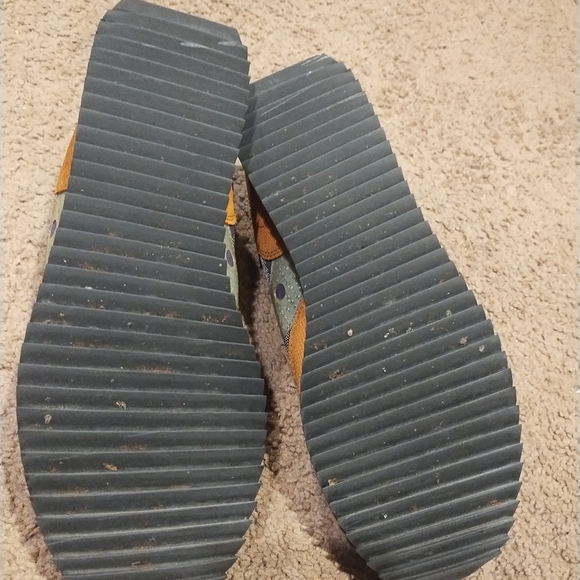 Shoes - Picture 4 of 9